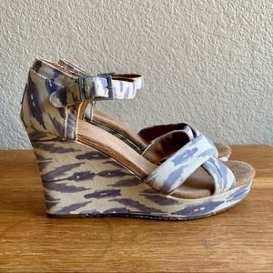 TOMS Ikat Blue & White Wedge Sandal, Sz 9, EUC